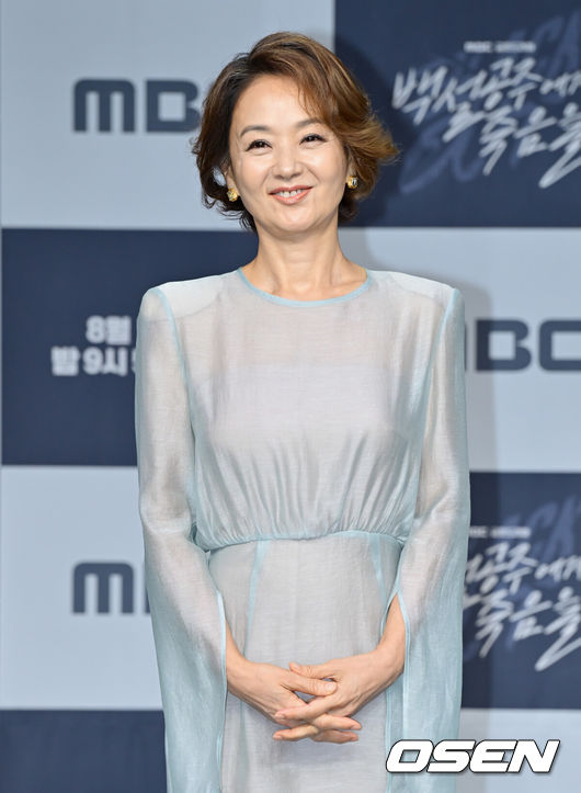 [OSEN=조은정 기자]MBC 새 금토드라마 ‘백설공주에게 죽음을’ 제작발표회가 14일 오후 서울 마포구 상암 MBC 골든마우스홀에서 열렸다.'백설공주에게 죽음을-Black Out'은 시신이 발견되지 않은 미스터리한 살인사건의 범인으로 지목돼 살인 전과자가 된 청년이 10년 후 그날의 진실을 밝히는 과정을 담은 역추적 범죄 스릴러 드라마다.배우 배종옥이 포즈를 취하고 있다. 2024.08.14/cej@osen.co.kr