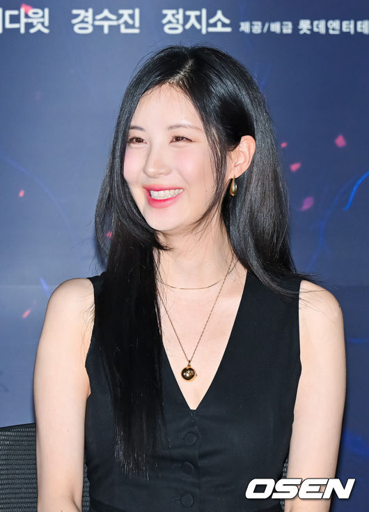 [OSEN=박준형 기자]   21일 서울 잠실 롯데월드타워 롯데시네마에서 영화 '거룩한 밤: 데몬 헌터스'(감독 임대희) 언론시사회가 진행됐다.'거룩한 밤: 데몬 헌터스'는 악을 숭배하는 집단에 의해 혼란에 빠진 도시, 특별한 능력을 갖춘 어둠의 해결사 '거룩한 밤' 팀 바우(마동석), 샤론(서현), 김군(이다윗)이 악의 무리를 처단하는 오컬트 액션이다.배우 서현이 미소 짓고 있다.   2025.04.21 / soul1014@osen.co.kr