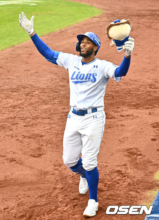 [OSEN=대구, 이석우 기자] 5일 대구삼성라이온즈파크에서 2025 신한 SOL 뱅크 KBO 리그 삼성 라이온즈와 한화 이글스의 경기가 열렸다. 홈팀 삼성은 이승현이, 방문팀 한화는 류현진이 선발 출전했다. 삼성 라이온즈 디아즈가 6회말 우월 솔로 홈런을 치고 세리머니를 하고 있다. 2025.04.05 / foto0307@osen.co.kr