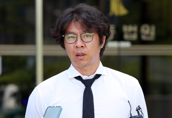 지난해 9월 11일 광주 동구 광주지법 앞에서 전직 프로야구 선수 임창용 씨가 도박자금 관련 사기 혐의로 재판을 받은 뒤 취재진의 질문에 답하고 있다. 연합뉴스