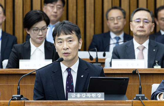 이복현 금융감독원 원장이 3월 18일 국회에서 열린 홈플러스·MBK 파트너스 및 삼부토건 관련 긴급 현안질의에서 의원 질의에 답변하고 있다. 연합뉴스