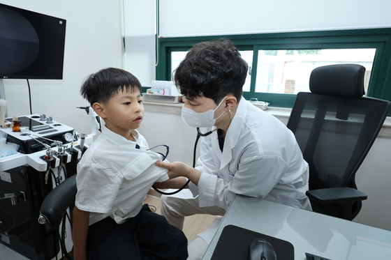 전남 곡성군 옥과면 옥과통합보건지소에서 양헌영 소아과 전문의가 아이들을 진료하고 있다. [연합뉴스]