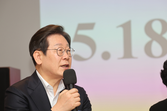 이재명 더불어민주당 대선 경선 후보가 24일 광주 전일빌딩245에서 열린 민주주의 간담회에서 인사말을 하고 있다. 뉴스1