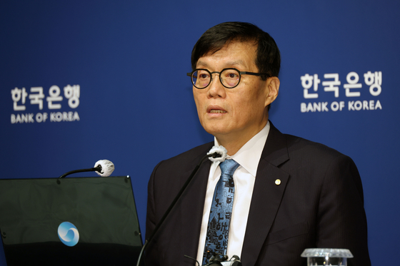 이창용 한국은행 총재가 지난 17일 서울 중구 한국은행 본관에서 열린 금융통화위원회 본회의를 마친 후 통화정책방향 기자 간담회를 열고 취재진의 질문에 답하고 있다. 사진공동취재단
