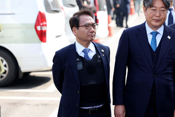 윤석열 대통령의 탄핵심판 선고일인 지난 4일 서울 종로구 헌법재판소에서 박선원 더불어민주당 의원이 방탄복을 입고 심판정으로 들어서고 있다. 뉴스1