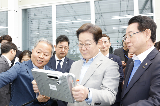 이재명 더불어민주당 대선 경선 후보가 25일 전남농업기술원에서 농업과학기술진흥 간담회를 갖고 에너지자립형 온실을 둘러보고 있다. 뉴스1