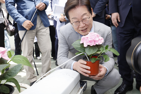 이재명 더불어민주당 대선 경선 후보가 25일 전남농업기술원에서 농업과학기술진흥 간담회를 갖고 에너지자립형 온실을 둘러보고 있다. 뉴스1
