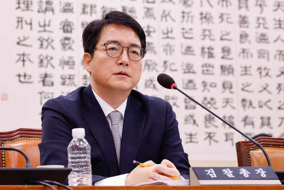 심우정 검찰총장은 지난해 10월 국회 법사위의 국정감사에서 도이치모터스 주가조작 사건에 대한 재기수사 검토에 지휘권을 행사하겠다고 밝혔다. 연합뉴스 