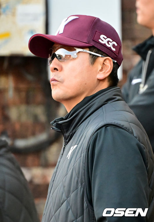 [OSEN=인천, 민경훈 기자] 25일 오후 인천 SSG랜더스필드에서 ‘2025 신한 SOL Bank KBO리그’ SSG 랜더스와 키움 히어로즈의 경기가 열렸다.이날 홈팀 SSG는 박종훈, 원정팀 키움은 김선기를 선발로 내세웠다.키움 홍원기 감독이 덕아웃에서 경기를 주시하고 있다. 2025.04.25 / rumi@osen.co.kr