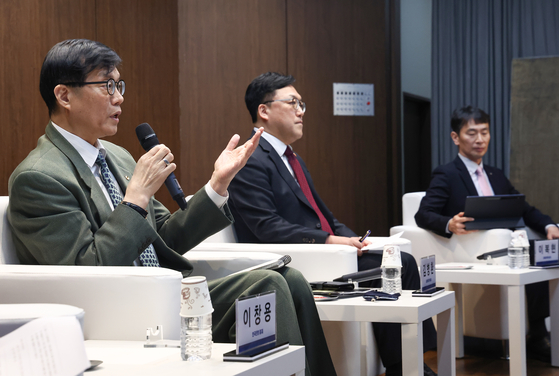 이창용 한국은행 총재, 김병환 금융위원장, 이복현 금융감독원장이 3일 서울 은행회관에서 열린 '한국은행-한국금융연구원 공동 정책 컨퍼런스' 특별 대담을 하고 있다. 연합뉴스