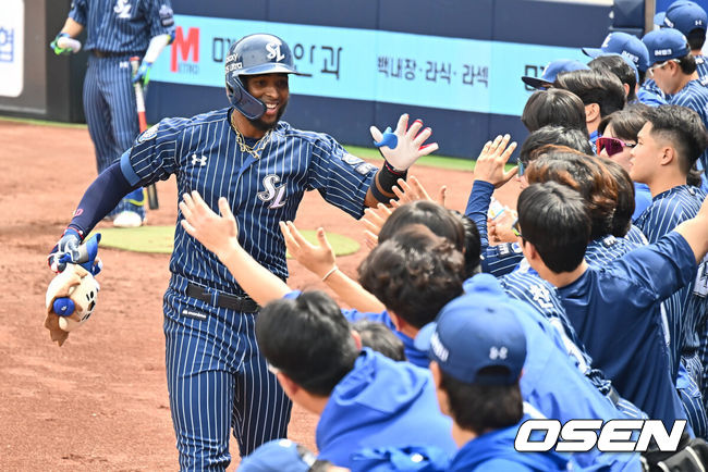 [OSEN=대구, 이석우 기자] 27일 대구삼성라이온즈파크에서 2025 신한 SOL 뱅크 KBO 리그 삼성 라이온즈와 NC 다이노스의 경기가 열렸다. 홈팀 삼성은 레예스가, 방문팀 NC는 신민혁이 선발 출전했다. 삼성 라이온즈 디아즈가 1회말 1사 우월 솔로 홈런을 치고 하이파이브를 하고 있다. 2025.04.27 / foto0307@osen.co.kr