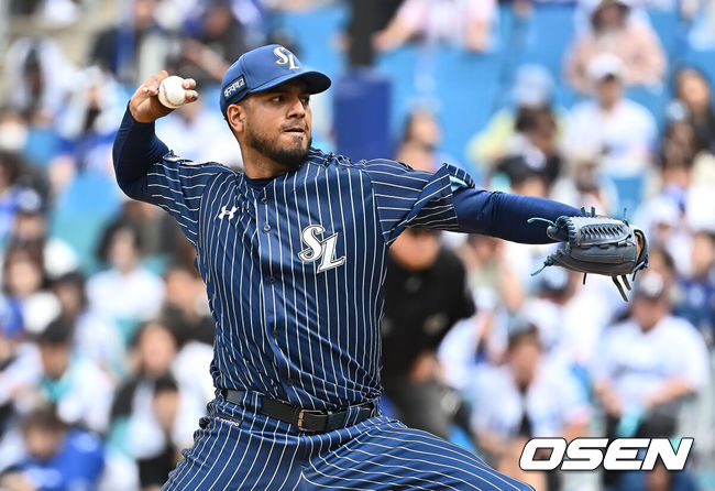 [OSEN=대구, 이석우 기자] 27일 대구삼성라이온즈파크에서 2025 신한 SOL 뱅크 KBO 리그 삼성 라이온즈와 NC 다이노스의 경기가 열렸다. 홈팀 삼성은 레예스가, 방문팀 NC는 신민혁이 선발 출전했다. 삼성 라이온즈 선발 투수 레예스가 역투하고 있다. 2025.04.27 / foto0307@osen.co.kr