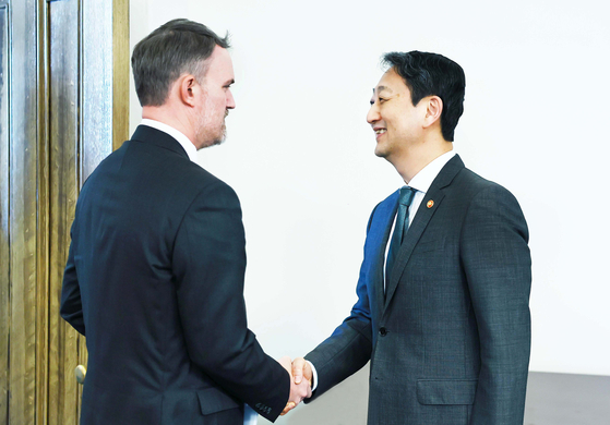 안덕근 산업통상자원부 장관이 지난 24일 미국 워싱턴DC 미국무역대표부(USTR) 회의실에서 제이미슨 그리어 USTR 대표와 만난 모습. 사진 산업통상자원부