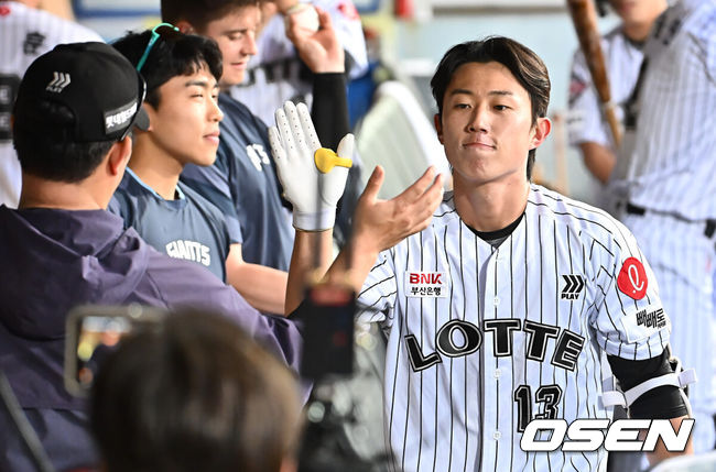 [OSEN=대구, 이석우 기자] 19일 대구삼성라이온즈파크에서 2025 신한 SOL 뱅크 KBO 리그 삼성 라이온즈와 롯데 자이언츠의 경기가 열렸다. 홈팀 삼성은 김대호가, 방문팀 롯데는 김진욱이 선발 출전했다. 롯데 자이언츠 전민재가 4회초 무사 2루 좌중월 2점 홈런을 치고 동료들의 축하를 받고 있다. 2025.04.19 / 
