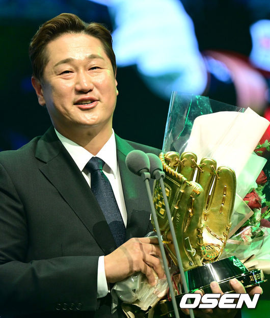 [OSEN=최규한 기자] 9일 오후 서울 삼성동 코엑스 오디토리움에서 ‘2022 신한은행 SOL KBO 골든글러브’ 시상식이 열렸다.지명타자 골든글러브를 거머쥔 롯데 이대호가 소감을 전하며 울먹이고 있다. 2022.12.09 / dreamer@osen.co.kr