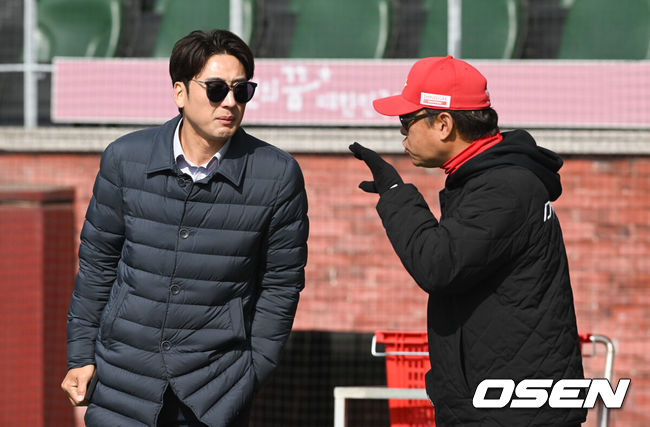 [OSEN=인천, 박준형 기자] 11일 오후 인천 SSG랜더스필드에서 ‘2025 신한 SOL BANK KBO리그’ SSG 랜더스와 한화 이글스의 경기가 진행됐다.한화 이글스는 전날 경기에서 새 외국인 투수 코디 폰세의 4이닝 1실점(비자책) 호투를 앞세워 3-1 승리를 거뒀다. 경기에 앞서 이택근 해설위원이 SSG 송신영 코치와 이야기를 나누고 있다.  2025.03.11 / soul1014@osen.co.kr