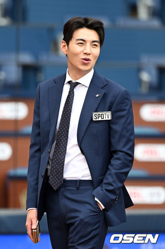 [OSEN=창원, 이대선 기자] 19일 오후 창원NC파크에서 ‘2023 KBO 포스트시즌 와일드카드 결정전 1차전 두산 베어스와 NC 다이노스의 경기가 열렸다.경기에 앞서 이대형 해설위원이 훈련 중인 선수들을 바라보고 있다. 2023.10.19 /sunday@osen.co.kr