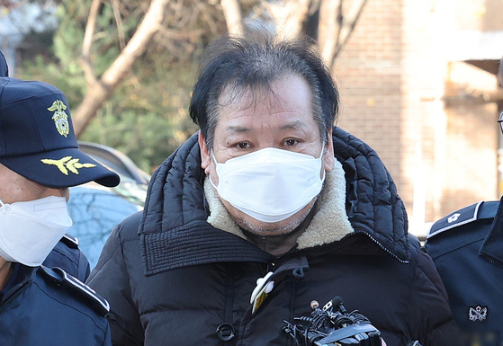 건진법사 전성배씨를 둘러싼 의혹을 수사 중인 검찰이 전씨 일가의 이권개입 의혹으로 수사망을 넓히고 있다. 사진은 지난해 12월 영장실질심사에 참석하는 전씨. 뉴스1