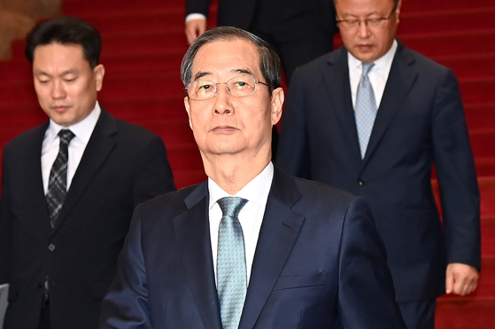 한덕수 대통령 권한대행 국무총리가 24일 오전 서울 여의도 국회 본회의장에서 추가경정예산안 시정연설을 마친 뒤 이동하고 있다.뉴스1