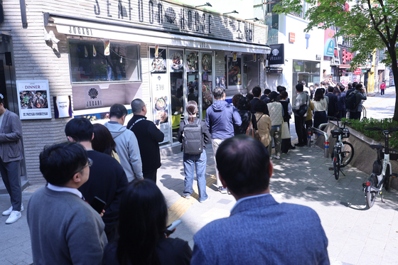 가입자 유심(USIM) 정보를 탈취당한 SK텔레콤이 유심 무료 교체 서비스를 시작한 28일 서울 시내 한 SKT 대리점 앞에서 시민들이 유심 교체를 위해 줄을 서 차례를 기다리고 있다. 연합뉴스