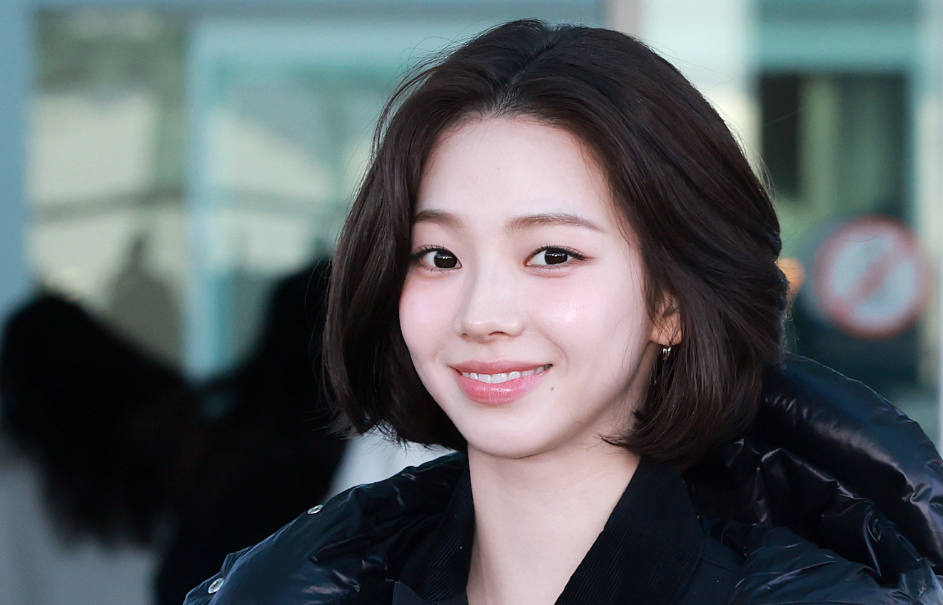 에스파 카리나가 지난 2월 26일 오전 인천국제공항 제2터미널을 통해 이탈리아 밀라노로 출국에 앞서 포즈를 취하고 있다. 뉴스1