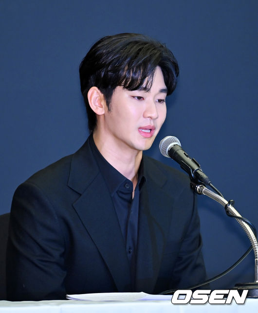 [OSEN=민경훈 기자] 31일 오후 서울 마포구 상암동 스탠포드호텔에서 김수현 기자회견이 열렸다.배우 김수현은 故김새론 사망 이후 그를 휘감은 미성년자 열애 의혹 등에 대한 기자회견에 참석한다. 고인 사망 후 44일 만이며, 김수현은 법무법인 엘케이비앤파트너스 김종복 변호사와 함께 참석한다. 다만 기자회견에서 질의응답은 이뤄지지 않는다.배우 김수현이 기자회견을 하고 있다. 2025.03.31 / rumi@osen.co.kr