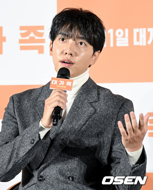[OSEN=조은정 기자]영화 ‘대가족(감독 양우석)’ 제작보고회가 12일 서울 광진구 롯데시네마 건대입구에서 열렸다.12월 출격을 앞둔 영화 ‘대가족’은 스님이 된 아들(이승기 분) 때문에 대가 끊긴 만두 맛집 ‘평만옥’ 사장(김윤석 분)에게 세상 본 적 없던 귀여운 손주들이 찾아오면서 생각지도 못한 기막힌 동거 생활을 하게 되는 가족 코미디다.배우 이승기가 질의응답 시간을 갖고 있다.. 2024.11.12 /cej@osen.co.kr