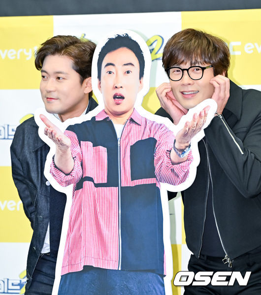 [OSEN=박준형 기자]  8일 오후 서울 상암동 스탠포드호텔에서 MBC에브리원 새 예능 ‘위대한 가이드 시즌2’ 제작발표회가 진행됐다.'위대한 가이드2'는 한국 생활 경험이 풍부한 외국인이 여행객들에게 현지 정보와 숨겨진 명소를 소 개하는 리얼 버라이어티 프로그램으로, 이번 시즌에서는 박명수, 김대호 그리고 최다니엘 세 사람이 아프리카 르완다 방문기를 선보일 예정이다.김대호와 최다니엘이 행사에 불참한 박명수 등신대와 포즈를 취하고 있다   2025.04.08 / soul1014@osen.co.kr