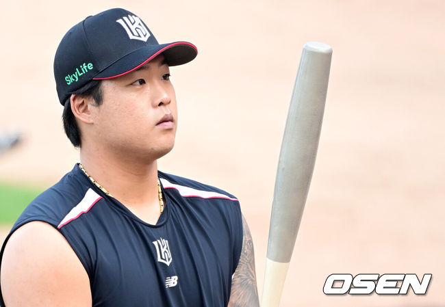 [OSEN=광주, 최규한 기자] 17일 오후 광주-기아 챔피언스필드에서 ‘2025 신한 SOL Bank KBO리그’ KIA 타이거즈와 KT 위즈의 경기가 열린다.홈팀 KIA는 양현종, 방문팀 KT는 윌리엄 쿠에바스를 선발투수로 내세운다.경기를 앞두고 진행된 훈련에서 KT 강백호가 어뢰 배트를 들어보고 있다. 이 어뢰 배트는 방망이 제작 업체가 테스트용으로 KIA 구단에 제공했다고 KIA 관계자는 전했다. 2025.04.17 / dreamer@osen.co.kr