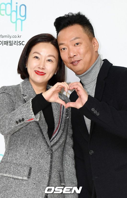 [OSEN=곽영래 기자]하객으로 참석한 개그맨 김지혜, 박준형 부부가 포토타임을 갖고 있다. / youngrae@osen.co.kr