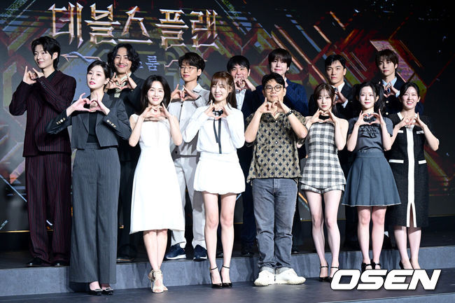 [OSEN=최규한 기자] 29일 오전 서울 마포동 호텔나루 엠갤러리에서 넷플릭스‘데블스 플랜: 데스룸’ 제작발표회가 열렸다.‘데블스 플랜: 데스룸’은 다양한 직업군의 플레이어가 7일간 합숙하며 최고의 브레인을 가리는 두뇌 서바이벌 게임이다.정종연 PD, 이세돌, 규현, 강지영, 윤소희, 세븐하이, 이승현, 정현규, 최현준, 츄, 김하린, 박상연, 손은유, 티노가 포토타임을 하고 있다. 2025.04.29 / dreamer@osen.co.kr