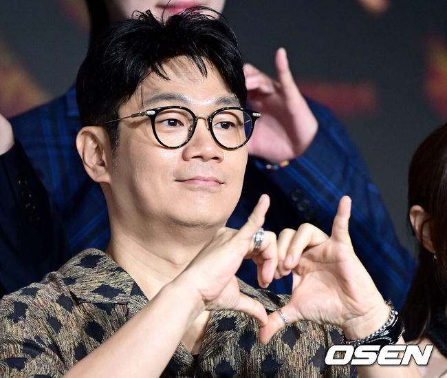 [OSEN=최규한 기자] 29일 오전 서울 마포동 호텔나루 엠갤러리에서 넷플릭스‘데블스 플랜: 데스룸’ 제작발표회가 열렸다.‘데블스 플랜: 데스룸’은 다양한 직업군의 플레이어가 7일간 합숙하며 최고의 브레인을 가리는 두뇌 서바이벌 게임이다.정종연 PD가 포토타임을 하고 있다. 2025.04.29 / dreamer@osen.co.kr