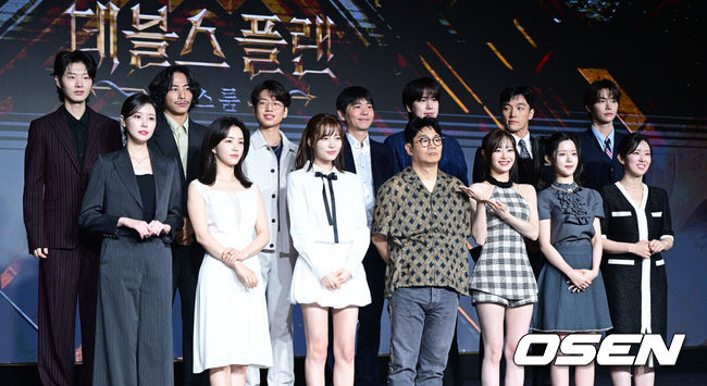 [OSEN=최규한 기자] 29일 오전 서울 마포동 호텔나루 엠갤러리에서 넷플릭스‘데블스 플랜: 데스룸’ 제작발표회가 열렸다.‘데블스 플랜: 데스룸’은 다양한 직업군의 플레이어가 7일간 합숙하며 최고의 브레인을 가리는 두뇌 서바이벌 게임이다.정종연 PD, 이세돌, 규현, 강지영, 윤소희, 세븐하이, 이승현, 정현규, 최현준, 츄, 김하린, 박상연, 손은유, 티노가 포토타임을 하고 있다. 2025.04.29 / dreamer@osen.co.kr