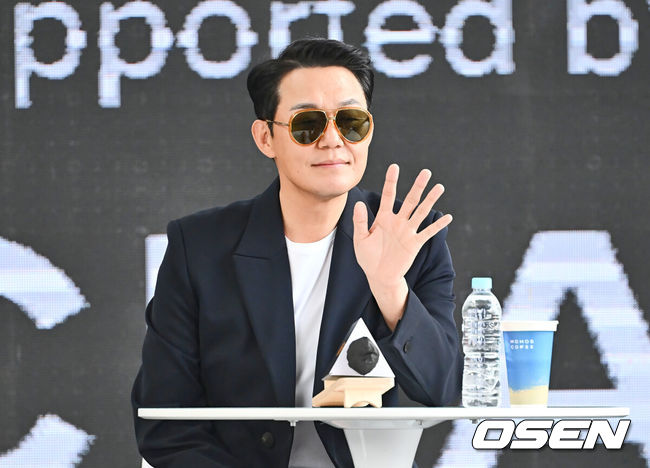 [OSEN=부산, 이석우 기자] 5일 부산 해운대구 영화의전당 BIFF 야외무대에서 제29회 부산국제영화제(BIFF) 영화 '좋거나 나쁜 동재' 오픈토크가 열렸다.이번 부산국제영화제(이하 부국제)에서는 지난 2일 개막작 ‘전.란’을 시작으로 상영작 54편을 포함해 총 63개국의 영화작품 278편을 영화의전당, CGV센텀시티, 롯데시네마 센텀시티, 영화진흥위원회 표준시사실, 메가박스 부산극장 등 총 5개 극장 26개 상영관에서 만나 볼 수 있다.배우 박성웅이 오픈토크를 하고 있다. 2024.10.05 / foto0307@osen.co.kr