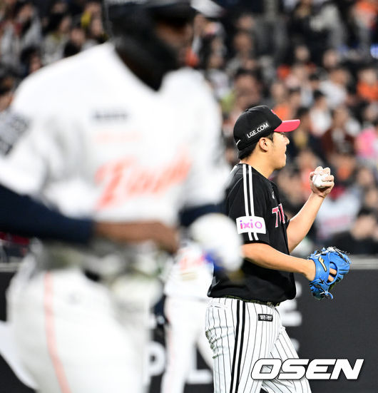 [OSEN=대전, 지형준 기자] 29일 대전 한화생명볼파크에서 2025 신한 SOL Bank KBO리그 한화 이글스와 LG 트윈스의 경기가 열렸다.이날 한화는 우완 라이언 와이스, LG는 좌완 송승기가 선발로 나섰다. 3회말 1사에서 LG 송승기가 한화 플로리얼에 볼넷을 허용하고 있다. 2025.04.29 /jpnews@osen.co.kr
