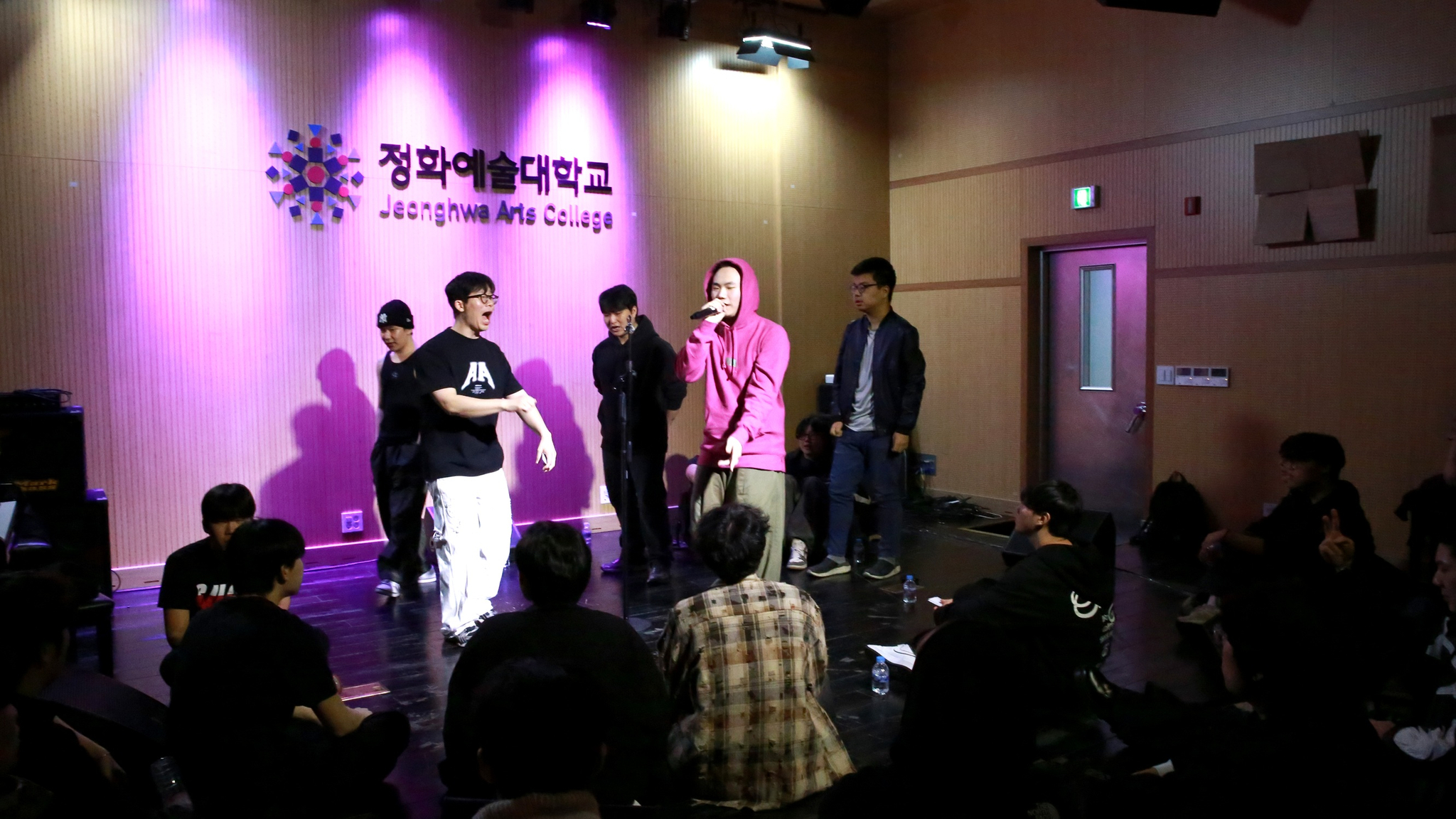 ▲정화예대 명동캠퍼스 백암관에서 실용음악학부 힙합전공 재학생들이 힙합 뮤지션 술제이(SOOL J)와 함께 싸이퍼 공연을 펼치고 있다.