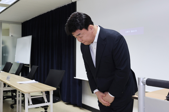 백종원 더본코리아 대표가 지난 3월 28일 서울 서초구 스페이스쉐어 강남역센터에서 열린 첫 정기 주주총회에서 주주들을 향해 사과하고 있다. 지난해 11월 6일 유가증권시장에 상장한 더본코리아는 지난 1월 말 제기된 '빽햄'의 품질 논란부터 최근 제기된 농지법 위반 의혹과 된장 등 자사 제품의 원산지 표기 오류, 새마을식당 온라인 카페에서 운영된 '직원 블랙리스트' 게시판, 농약 분무기 사용 등으로 구설에 올랐다. 연합뉴스