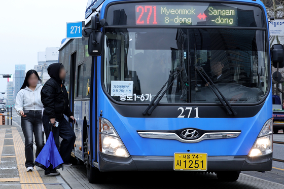 지난해 3월 28일 서울 시내버스가 파업을 철회한 뒤 서울 광화문역 인근에서 버스운행이 재개된 모습. 장진영 기자.