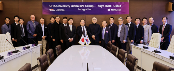 (오른쪽 아홉번째)차광렬 차병원·바이오그룹 글로벌종합연구소장, (오른쪽 일곱번째)차원태 차 의과학대학교 총장, (왼쪽 열번째)오카 치카히로 하트클리닉 원장, (왼쪽 아홉번째)오카 카즈히코 하트클리닉 부원장 등 호주, 싱가포르, 일본 등 글로벌 차병원 대표들이 함께 기념사진을 촬영하고 있다.