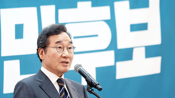 제45대 국무총리를 지낸 이낙연 새미래민주당 상임고문이 지난 17일 서울 용산구 전쟁기념관 피스앤파크컨벤션에서 열린 '정상국가를 향해' 개헌연대 국민대회에서 시국강연을 하고 있다. 뉴시스