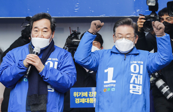 이낙연 당시 더불어민주당 총괄선대위원장이 2022년 2월 18일 전남 순천 연향패션거리에서 열린 당시 이재명 대선 후보의 유세에 참석해 지지 연설을 하고 있다. 뉴시스