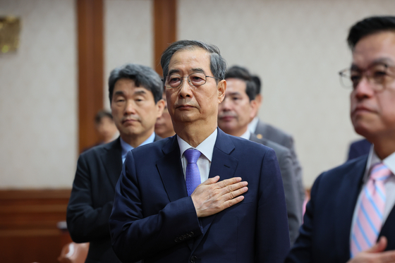한덕수 대통령 권한대행 국무총리가 29일 정부서울청사에서 열린 제19회 국무회의에서 국기에 대한 경례를 하고 있다. 총리실 제공
