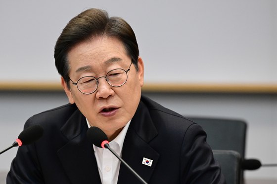 (이천=뉴스1) 국회사진취재단 = 이재명 더불어민주당 대선 후보가 28일 오후 경기도 이천시 SK하이닉스 이천캠퍼스에서 열린 'K-반도체' AI메모리반도체 기업 간담회에 참석해 모두발언을 하고 있다. 2025.4.28/뉴스1