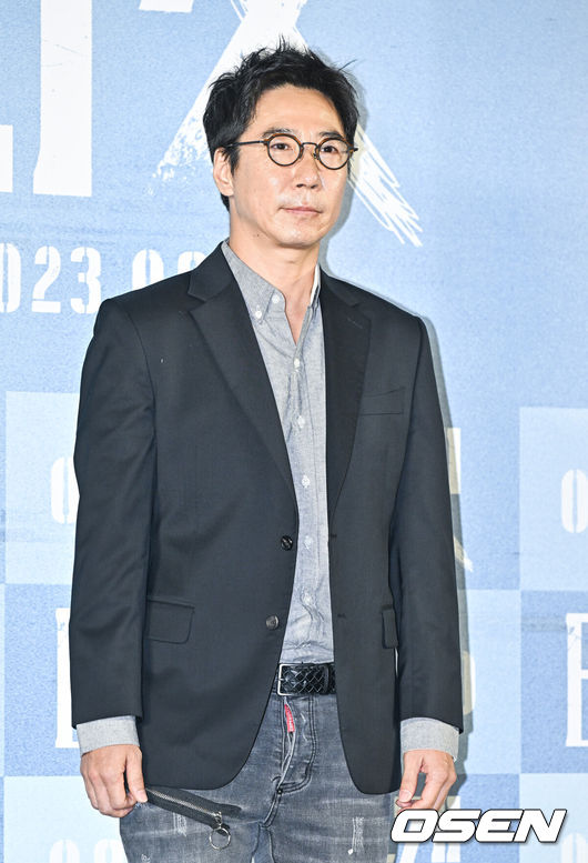 [OSEN=박준형 기자] 9일 오전 서울 성동구 성수 메가박스에서 영화 ‘타켓’ 제작보고회가 진행됐다.영화 '타겟'은 중고거래로 범죄의 표적이 된 수현의 일상 속에서 벌어지는 서스펜스를 담은 스릴러로 배우 신혜선, 김성균, 이주영이 출연한다.박희곤 감독이 포즈를 취하고 있다.  2023.08.09  / soul1014@osen.co.kr