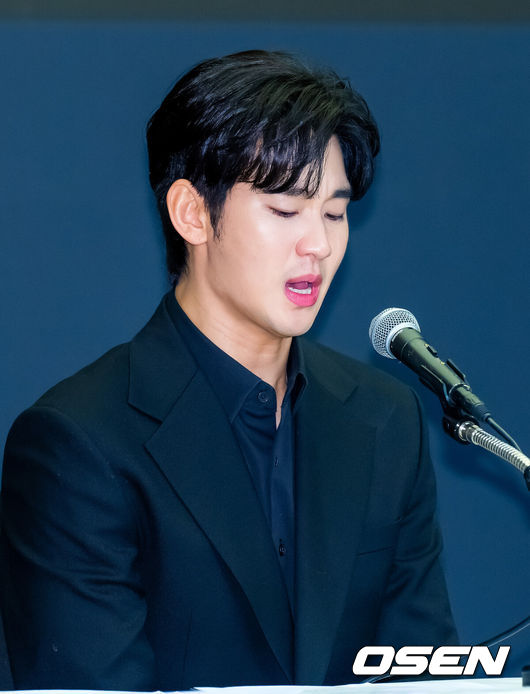 [OSEN=민경훈 기자] 31일 오후 서울 마포구 상암동 스탠포드호텔에서 김수현 기자회견이 열렸다.배우 김수현은 故김새론 사망 이후 그를 휘감은 미성년자 열애 의혹 등에 대한 기자회견에 참석한다. 고인 사망 후 44일 만이며, 김수현은 법무법인 엘케이비앤파트너스 김종복 변호사와 함께 참석한다. 다만 기자회견에서 질의응답은 이뤄지지 않는다.배우 김수현이 기자회견을 하며 눈물을 흘리고 있다. 2025.03.31 / rumi@osen.co.kr