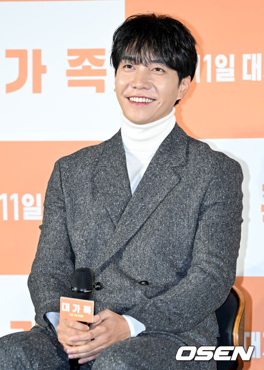 [OSEN=조은정 기자]영화 ‘대가족(감독 양우석)’ 제작보고회가 12일 서울 광진구 롯데시네마 건대입구에서 열렸다.12월 출격을 앞둔 영화 ‘대가족’은 스님이 된 아들(이승기 분) 때문에 대가 끊긴 만두 맛집 ‘평만옥’ 사장(김윤석 분)에게 세상 본 적 없던 귀여운 손주들이 찾아오면서 생각지도 못한 기막힌 동거 생활을 하게 되는 가족 코미디다.배우 이승기가 미소를 짓고 있다. 2024.11.12 /cej@osen.co.kr