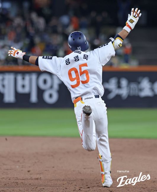 한화 황영묵이 30일 대전 LG전에서 7회 역전 투런 홈런을 터뜨린 뒤 환호하고 있다. /한화 이글스 제공