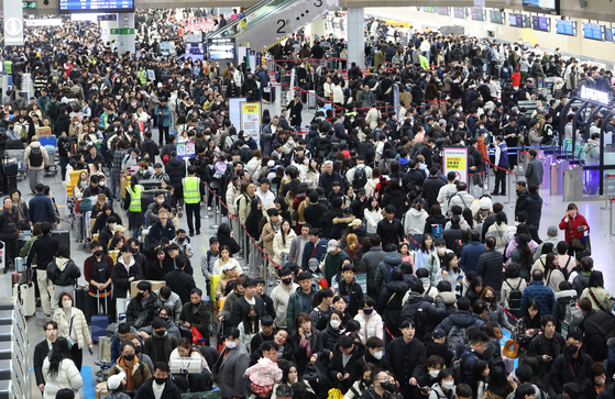 지난 1월 26일 오전 부산 김해국제공항 출국장이 여행객들로 북새통을 이루고 있다. 송봉근 기자