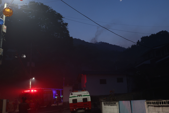 지난 29일 진화됐던 대구 북구 함지산 산불이 재발화한 뒤 확산하면서 30일 오후 서변동 주민에게 대피 안내문자가 발송된 가운데 서변동 경계 지점 능선에 연기가 피어오르고 있다.연합뉴스