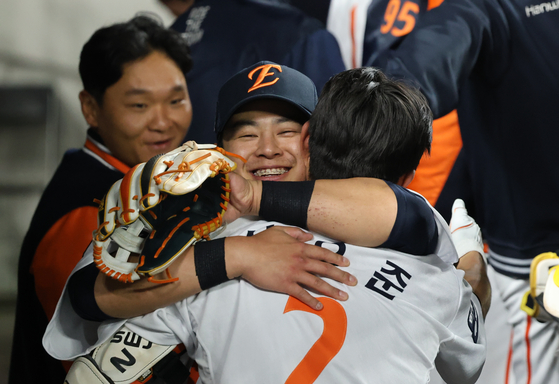 4회 홈런포를 쏘아올린 직후 동료들의 환영을 받는 심우준. 연합뉴스